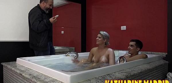  Pegando o sabone na banheira - Katharine Madrid - Big Bambu - Binho Ted